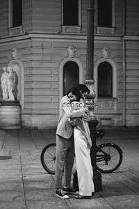 街灯下的深情相拥