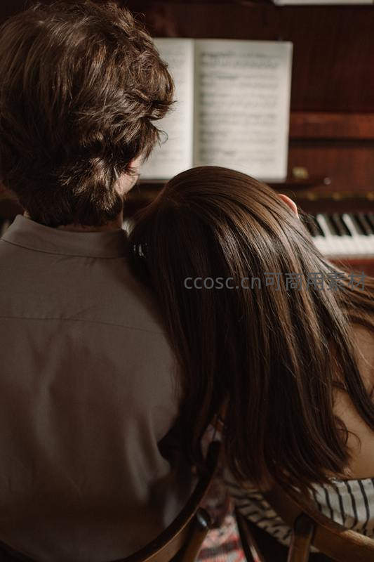 琴声中的依偎时光