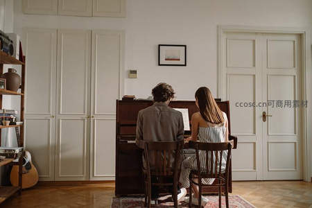 居家合奏的宁静午后