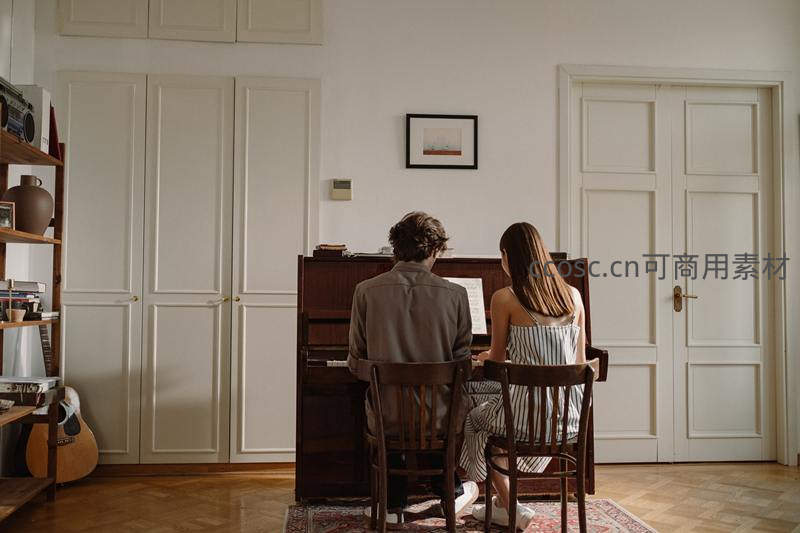 居家合奏的宁静午后