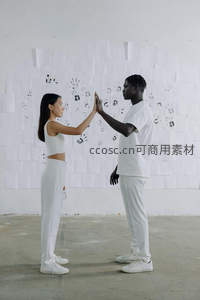 白衣男女击掌互动艺术照