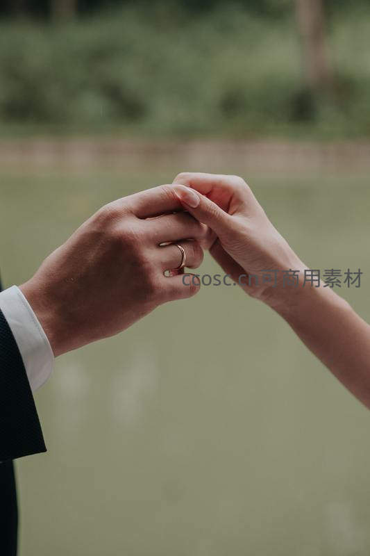 湖畔情侣牵手特写瞬间