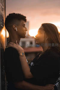 夕阳下情侣深情对视
