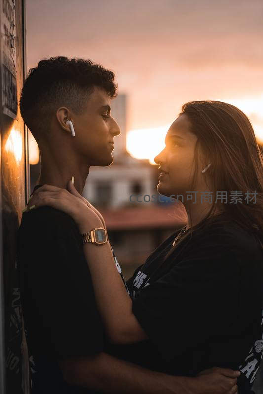 夕阳下情侣深情对视