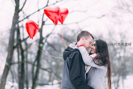 雪地情侣拥吻红心气球