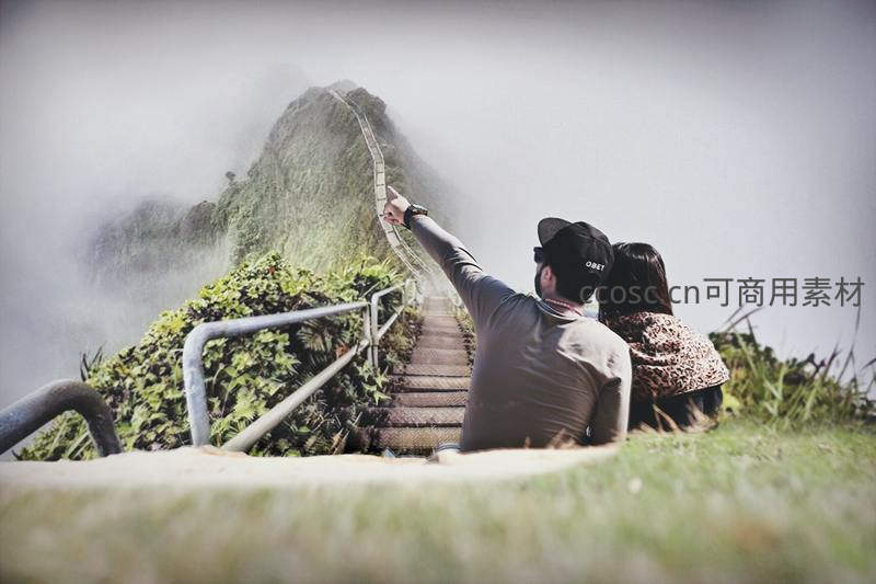 情侣坐观云海，远眺山巅阶梯如天路