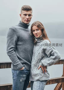 情侣依偎木栏旁温馨合影