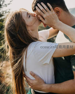 阳光下情侣深情拥吻瞬间
