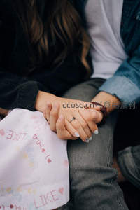 紧握双手的甜蜜瞬间与戒指特写