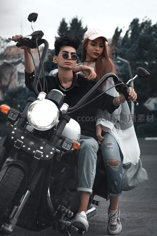 机车情侣街头酷炫造型出镜