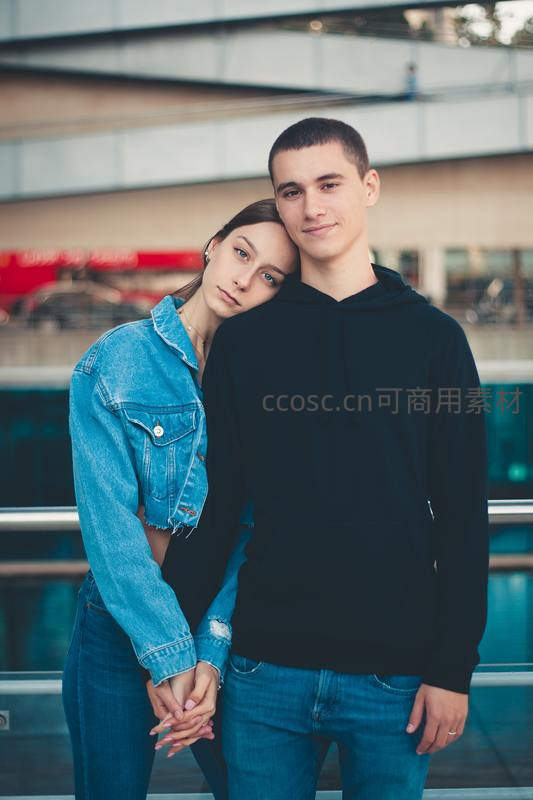 都市情侣依偎现代建筑前合影