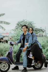 情侣共乘复古踏板车穿行乡间