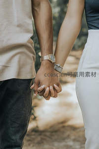 牵手漫步，爱意在指间悄然传递