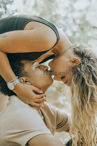 深情一吻，定格在阳光斑驳的树影下