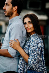 情侣依偎街头，温柔相拥定格瞬间