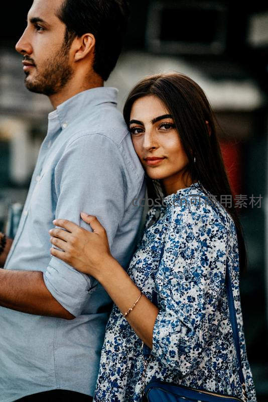 情侣依偎街头，温柔相拥定格瞬间