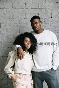 砖墙前情侣合影，简约时尚显默契