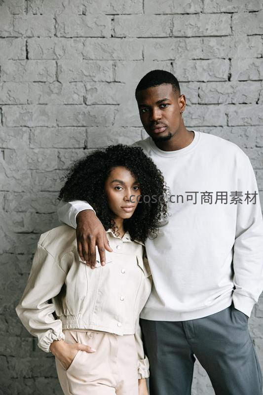 砖墙前情侣合影，简约时尚显默契