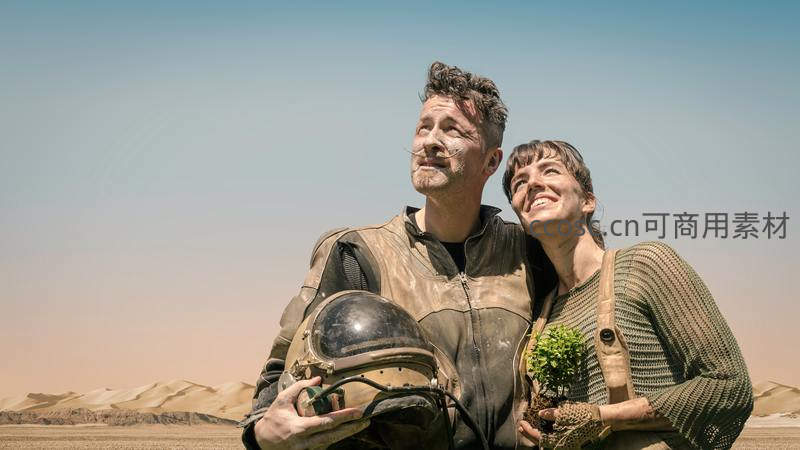沙漠中情侣微笑，科幻风共植希望