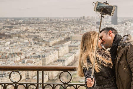 情侣巴黎高处自拍亲吻留念