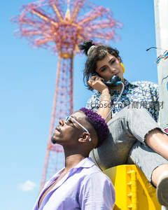 游乐园里年轻情侣互动嬉戏