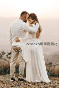 山巅情侣温柔相依，白色长裙随风轻扬