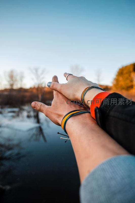 夕阳下交握的双手与倒影