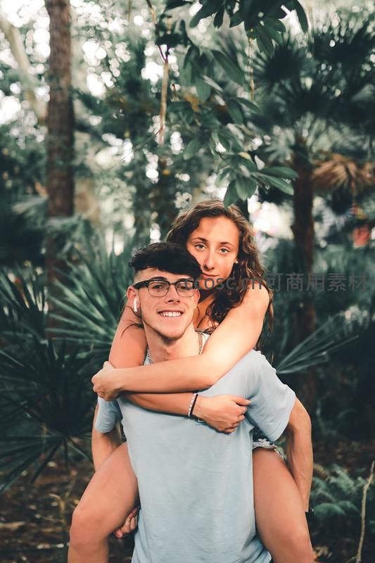 热带雨林中男友背着女友甜蜜合影