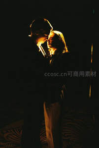 暗光中深情相拥，光影勾勒爱意