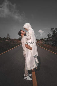 公路中央的幸福瞬间，白衣恋人相拥