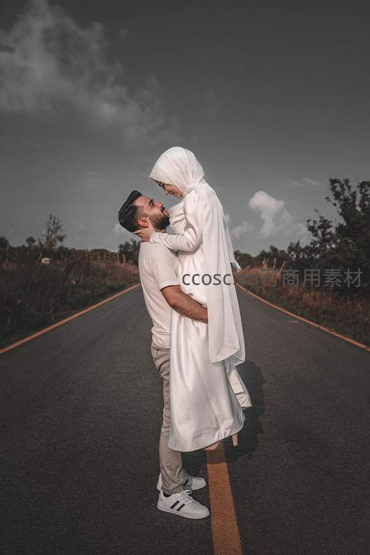 公路中央的幸福瞬间，白衣恋人相拥