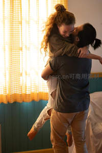 室内嬉戏时光，男友背起笑颜女友