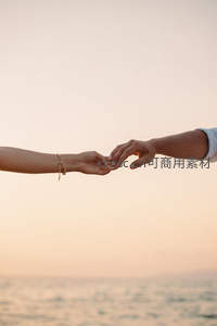 夕阳下海边牵手瞬间