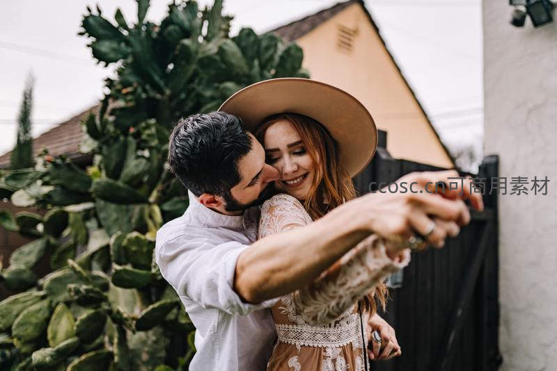 仙人掌旁自拍，甜蜜相拥的日常