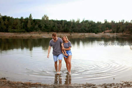 湖边漫步，涟漪荡漾的爱情时光
