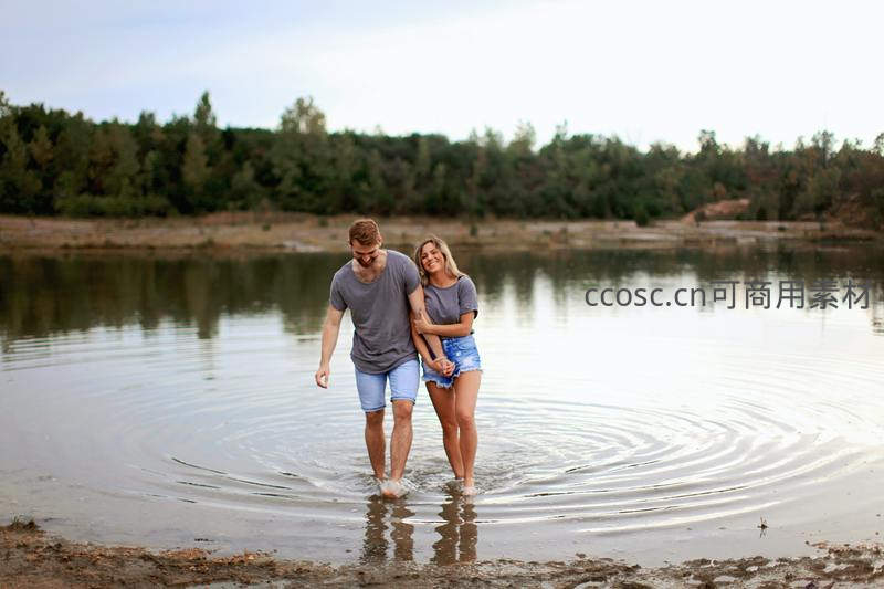 湖边漫步，涟漪荡漾的爱情时光