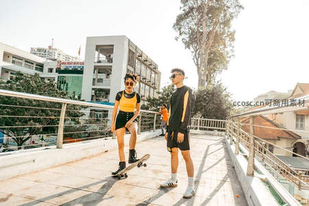 天桥滑板少年，都市青春活力写照