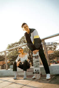滑板青年与时尚女伴的都市街头写真