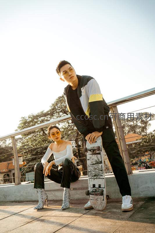 滑板青年与时尚女伴的都市街头写真