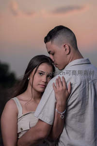 黄昏下深情相拥的情侣浪漫时刻