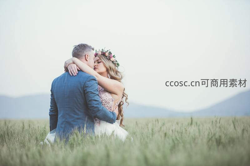 麦田中新人深情相拥的婚礼外景