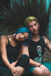 蓝发情侣依偎展现个性时尚