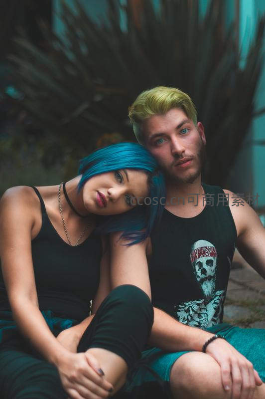 蓝发情侣依偎展现个性时尚