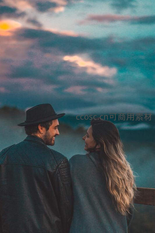 黄昏云海下情侣相视而笑