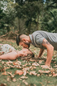 草地亲吻，秋叶铺就爱的温床