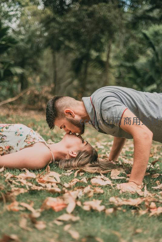 草地亲吻，秋叶铺就爱的温床