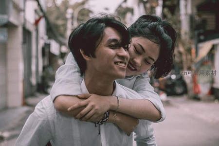 街头甜蜜拥抱，年轻情侣幸福瞬间