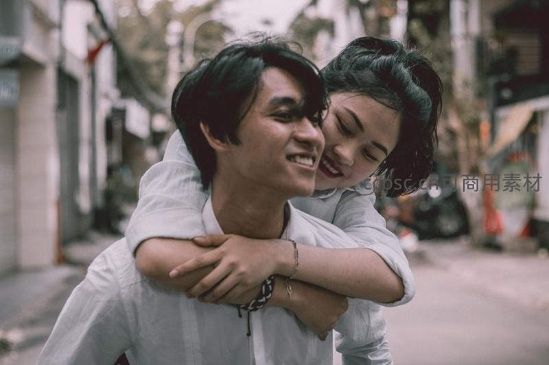 街头甜蜜拥抱，年轻情侣幸福瞬间