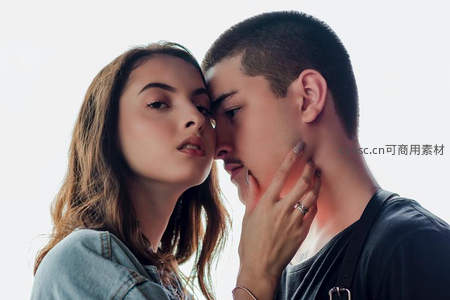 深情对视，恋人额头相抵传递爱意