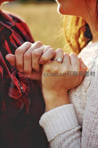 婚戒闪耀，情侣紧握双手定格幸福